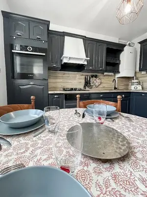 Cuisine ou kitchenette dans l'établissement Maison familiale à 500m des plages avec jardin
