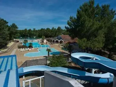 Piscine de l'établissement Bungalow confortable à Saint-Jean-de-Monts - 45 m² ou située à proximité
