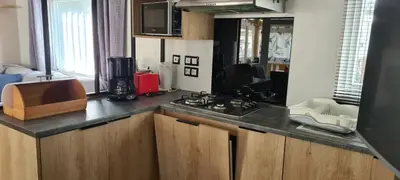 Cuisine ou kitchenette dans l'établissement Bungalow confortable à Saint-Jean-de-Monts - 45 m²