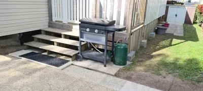 Barbecue disponible mis à disposition des clients de la maison de vacances