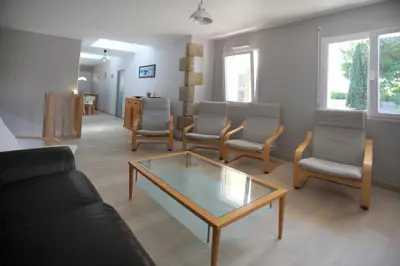 Coin salon dans l'établissement Maison avec piscine 10 couchages