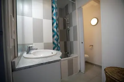 Salle de bains dans l'établissement Maison avec piscine 10 couchages
