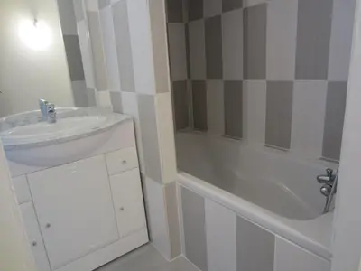 Salle de bains dans l'établissement Maison avec piscine 10 couchages