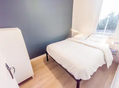Un ou plusieurs lits dans un hébergement de l'établissement Maison à 10 min du centre dans avenue privée !