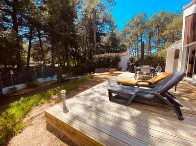 Jardin de l'établissement Maison familiale dans les pins à 500m de la plage