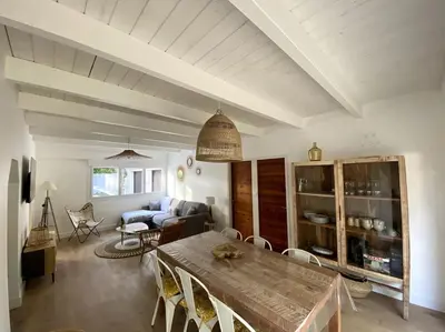 Coin salon dans l'établissement Maison familiale dans les pins à 500m de la plage