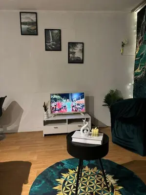 Télévision ou salle de divertissement dans l'établissement La belle étape et Parking