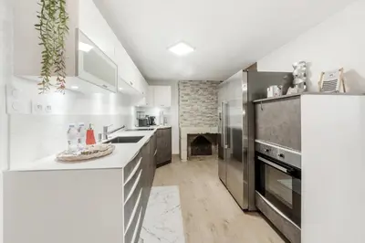 Cuisine ou kitchenette dans l'établissement La Tanière de Vidocq - 2 chambres - Centre-Ville - vue Rivière