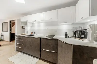 Cuisine ou kitchenette dans l'établissement La Tanière de Vidocq - 2 chambres - Centre-Ville - vue Rivière