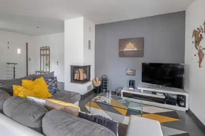 Télévision ou salle de divertissement dans l'établissement Maison pour 6 à 900m de la plage
