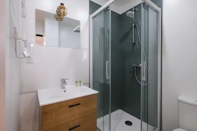 Salle de bains dans l'établissement Le Penhoët -Proche Gare St Nazaire