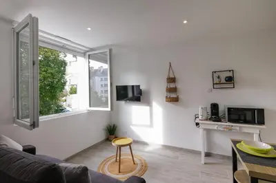 Télévision ou salle de divertissement dans l'établissement Le Manoë- 200m gare - Wifi