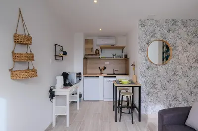 Cuisine ou kitchenette dans l'établissement Le Manoë- 200m gare - Wifi