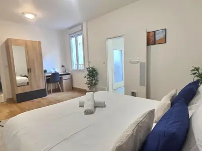 Un ou plusieurs lits dans un hébergement de l'établissement Plein centre 8pers 4ch 2sdb, Terrasse, billard Angers ROE