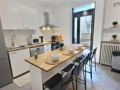 Cuisine ou kitchenette dans l'établissement Plein centre 8pers 4ch 2sdb, Terrasse, billard Angers ROE