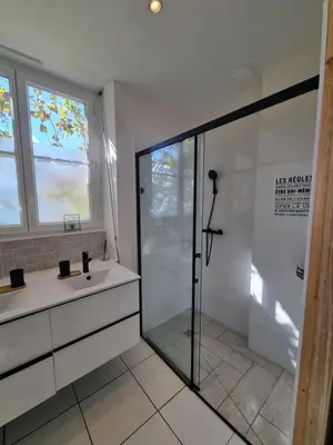 Salle de bains dans l'établissement Gare - La Blancheraie