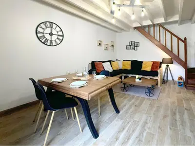 Coin salon dans l'établissement Le Nid Douillet - Duplex Bois & Charme