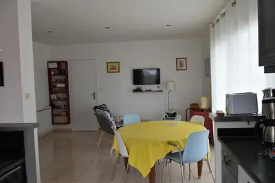 Télévision ou salle de divertissement dans l'établissement Maison douillette à 600m de la plage