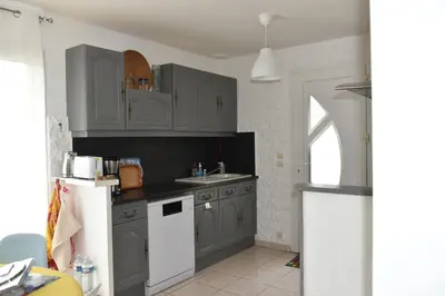 Cuisine ou kitchenette dans l'établissement Maison douillette à 600m de la plage