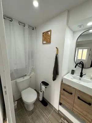 Salle de bains dans l'établissement Belle Maison de ville neuve