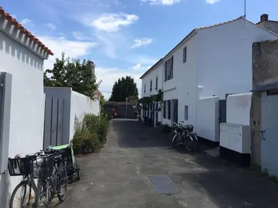 Vélo sur le terrain de l'établissement Maison pecheur dans le banzeau ou dans les environs