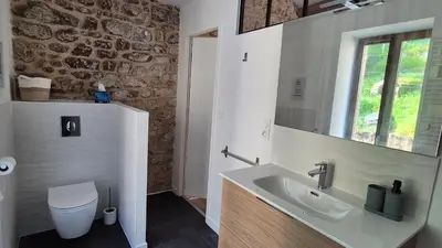Salle de bains dans l'établissement Le Cottage de Jousseaume