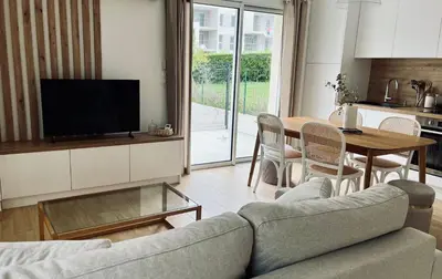 Télévision ou salle de divertissement dans l'établissement Jolie maison et terrasse Ancenis