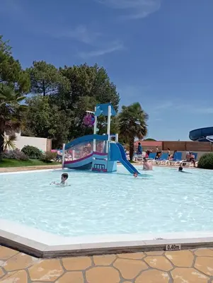 Piscine de l'établissement Mobil-home bww camping le bois dormant ou située à proximité