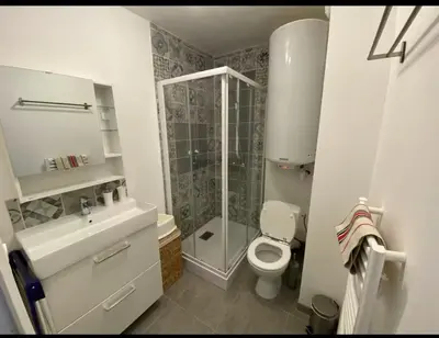 Salle de bains dans l'établissement T2bis, petit coin de paradis face à la mer