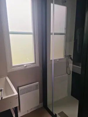Salle de bains dans l'établissement MOBILHOME 6p 3 CH 2 SDB SAINT JEAN DE MONTS