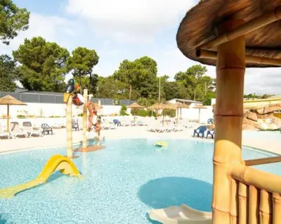 Piscine de l'établissement MOBILHOME 6p 3 CH 2 SDB SAINT JEAN DE MONTS ou située à proximité
