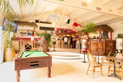 Billard dans l'établissement MOBILHOME 6p 3 CH 2 SDB SAINT JEAN DE MONTS