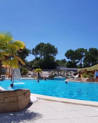 Piscine de l'établissement MOBILHOME 6p 3 CH 2 SDB SAINT JEAN DE MONTS ou située à proximité