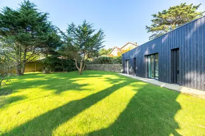 Jardin de l'établissement La Cabane des Vagues à Préfailles