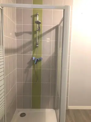 Salle de bains dans l'établissement Appartement touristique Clisson gare