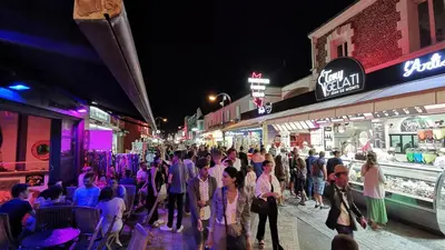 Clients de l'établissement Studio 15, proche rue piétonne et plage