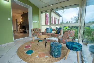 Coin salon dans l'établissement le repos de l'aubance , avec grand jardin et SPA