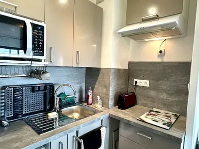 Cuisine ou kitchenette dans l'établissement Pieds dans l'eau vue mer