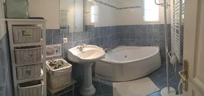 Salle de bains dans l'établissement Chambre d'hôtes Sous Les Grands Chênes NOMADE