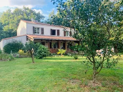 Jardin de l'établissement Chambre d'hôtes Sous Les Grands Chênes NOMADE