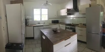 Cuisine ou kitchenette dans l'établissement Chambre d'hôtes Sous Les Grands Chênes LOVE