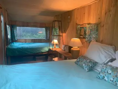 Un ou plusieurs lits dans un hébergement de l'établissement Chambre d'hôtes Sous Les Grands Chênes Cabane du CHENE