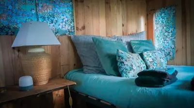 Coin salon dans l'établissement Chambre d'hôtes Sous Les Grands Chênes Cabane du CHENE