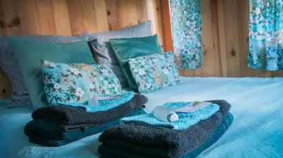 Un ou plusieurs lits dans un hébergement de l'établissement Chambre d'hôtes Sous Les Grands Chênes Cabane du CHENE