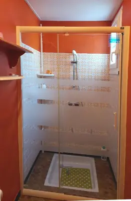 Salle de bains dans l'établissement Maison familiale à 600 m de la plage