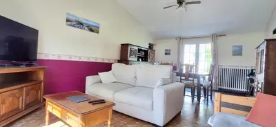 Télévision ou salle de divertissement dans l'établissement Maison familiale à 600 m de la plage