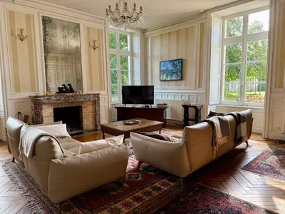 Télévision ou salle de divertissement dans l'établissement Château Chevreuil