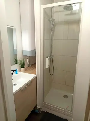 Salle de bains dans l'établissement Excalibur - 4 Chambres - Puydufou - proche gare