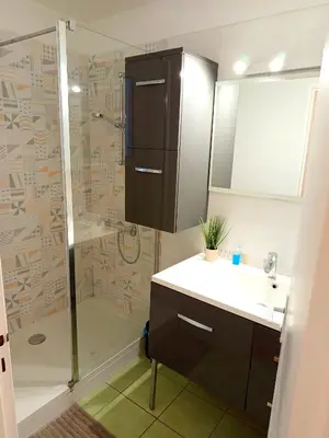 Salle de bains dans l'établissement Excalibur - 4 Chambres - Puydufou - proche gare