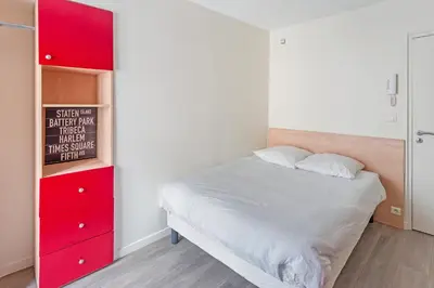 Un ou plusieurs lits dans un hébergement de l'établissement Chambres centre-ville avec espaces partagés - accessibles et abordables